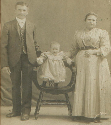 1906: Mary Zaccagnio with Parents Frank and Carmela